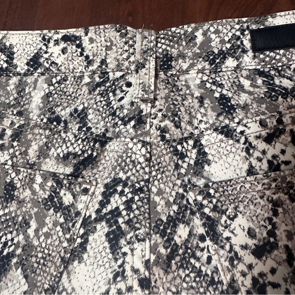 Kut from the Kloth Gidget High Rise Snake Print Cut Off Shorts Women’s Size 0 - Picture 11 of 16